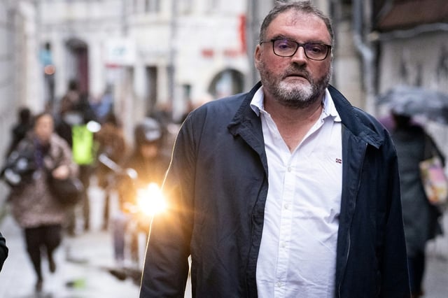 L'ex-anesthésiste Frédéric Péchier arrive à la Cour d'assises de Besançon, le 9 septembre 2025