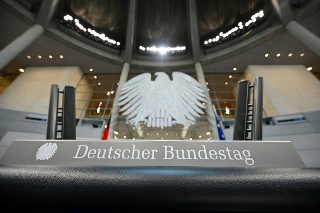 Im Bundestag läuft ab Montag der zweite Versuch für die Wahl von drei Verfassungsrichterinnen und -richtern an. Am Abend (20.00 Uhr) tagt dazu der Wahlausschuss des Parlaments in einer nichtöffentlichen Sitzung.