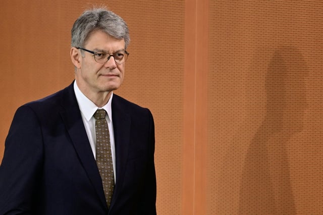 Bundesverkehrsminister Patrick Schnieder (CDU) will am Montag (10.00 Uhr) seine Strategie für die Deutsche Bahn vorstellen. Erwartet wird auch, dass er bei der Gelegenheit eine Nachfolgerin des entlassenen DB-Chefs Richard Lutz präsentiert.