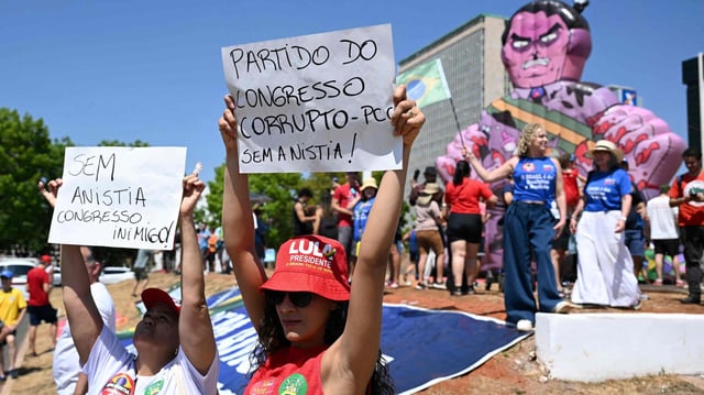 Menschen protestieren in Brasilien gegen Amnestiepläne für Ex-Präsident Bolsonaro.