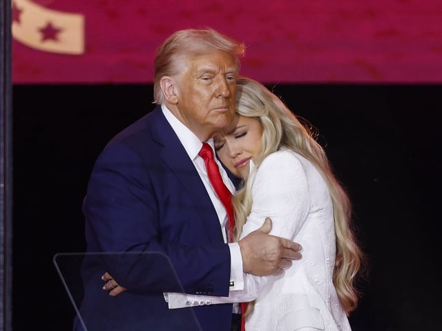 El presidente de EU, Donald Trump, y Erika Kirk, esposa del influencer asesinado, se abraza en el estado de Arizona, este domingo