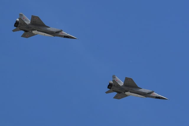 Deux MiG-31 de l'armée russe armés de missiles survolent la Place Rouge lors d'un défilé le 9 mai 2018 à Moscou