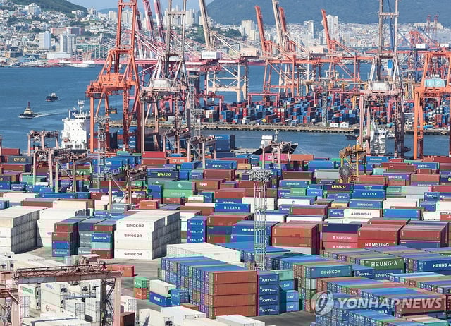 Containers await shipment at a port in Busan, about 330 kilometers southeast of Seoul, in this July 31, 2025, file photo. (Yonhap)