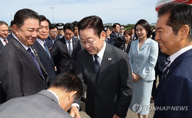 President Lee Jae Myung (C) shakes hands with lawmakers before boarding the presidential jet bound for New York to attend the U.N. General Assembly on Sept. 22, 2025, at Seoul Airport in Seongnam, south of Seoul. (Yonhap)