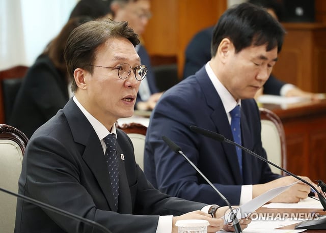 Prime Minister Kim Min-seok (L) presides over a government meeting on responses to recent hacking incidents at telecoms and financial companies at the government complex in Seoul on Sept. 22, 2025. (Yonhap)