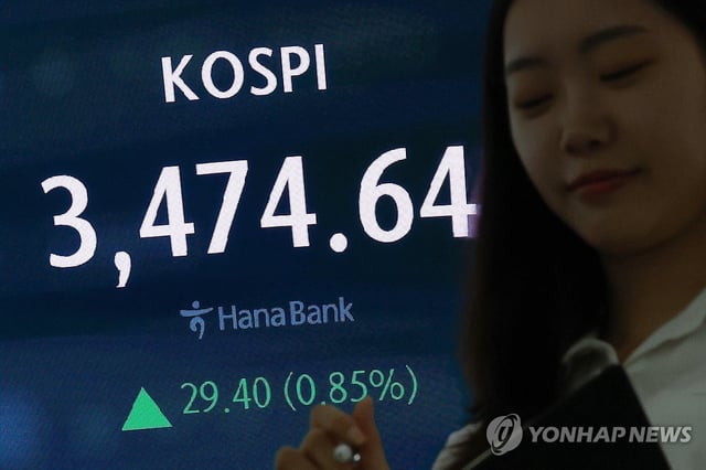 This photo shows the dealing room of Hana Bank in Seoul on Sept. 22, 2025. (Yonhap) 