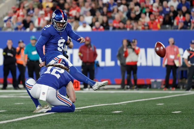 New York Giants kicker Graham Gano (9) makes a 25-yard field goal during the second half of an NFL football game against the Kansas City Chiefs Sunday, Sept. 21, 2025, in East Rutherford, N.J. (AP Photo/Adam Hunger)