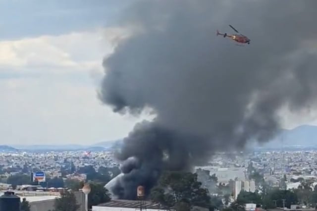 El fuego se originó al interior de la fábrica de pinturas y se propagó rápidamente a un área de bodegas contiguas. | Crédito: captura en X
