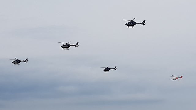 Ab heute sind besonders viele Hubschrauber in der Luft. Sie gehören zur Polizei.