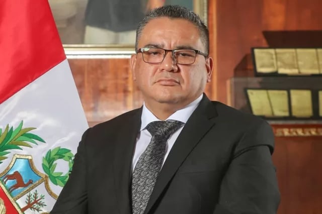 Juan José Santiváñez, actual ministro de Justicia, afronta cuestionamientos en el Congreso y la Fiscalía por sus vínculos con presuntos operadores legales. (Foto: Andina)