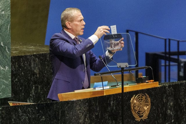 Nueva York 10/05/2024.- El representante permanente de Israel ante la ONU, Gilad Erdan, tritura la Carta de Naciones Unidas como protesta por una resolución ampliando el estatus de Palestina