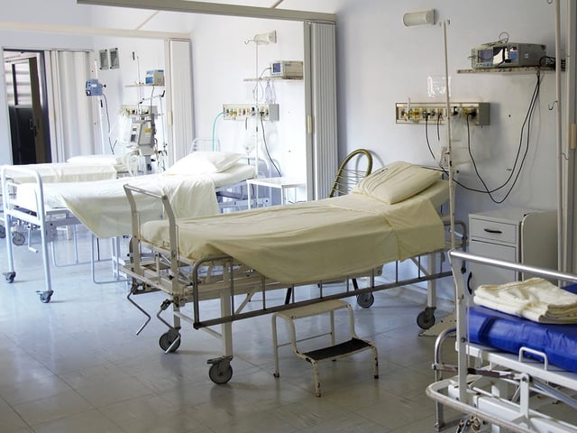 Camilla en la sala de un hospital