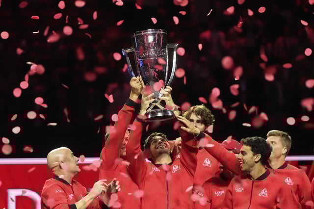 Taylor Fritz alza el trofeo de la Laver Cup, escoltado por el capitán Andre Agassi, Francisco Cerúndolo, Reilly Opelka y Alex Michelsen  (AP Photo/Jeff Chiu)