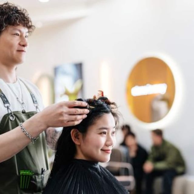 Der sogenannte „Silent Cut“ wird bei einer Friseurmeisterin immer häufiger gebucht. Dieses Angebot sie in ihrem Salon in Bochum eingeführt. Dabei können Kundinnen und Kunden auf Small Talk verzichten und sich in Ruhe entspannen. Die Friseurmeisterin berichtet von einer großen Nachfrage, da viele Menschen die ruhige Atmosphäre schätzen. Auch für die Friseure selbst sei das Arbeiten ohne Small Talk entspannter.