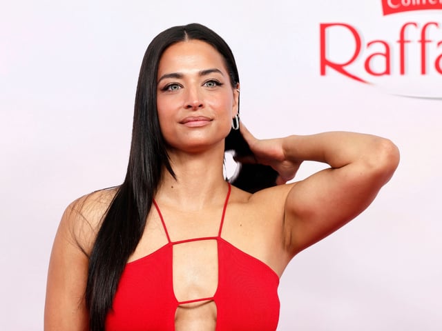 Amira Aly steht als Dessous-Model vor der Kamera.