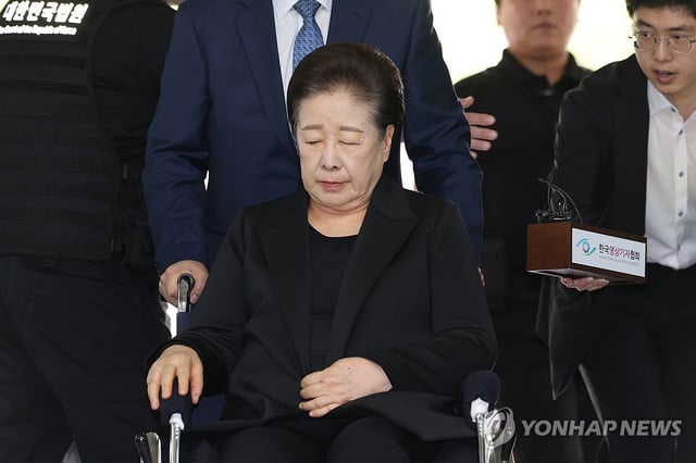 Unification Church leader Han Hak-ja arrives at the Seoul Central District Court in southern Seoul on Sept. 22, 2025, to attend her arrest warrant hearing on charges of bribery. (Yonhap)