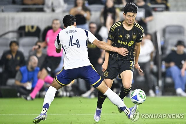 Son Heung-min of Los Angeles Football Club (R) is challenged by Brayan Vera of Real Salt Lake during the clubs' Major League Soccer match at BMO Stadium in Los Angeles on Sept. 21, 2025, in this Imagn Images photo via Reuters. (Yonhap)