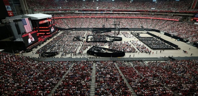 Dans le stade de l'hommage à Charlie Kirk le 21 septembre 2025 près de Phoenix en Arizona