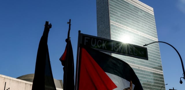 Un drapeau palestinien devant le siège de l'ONU à New York, le 18 septembre 2025