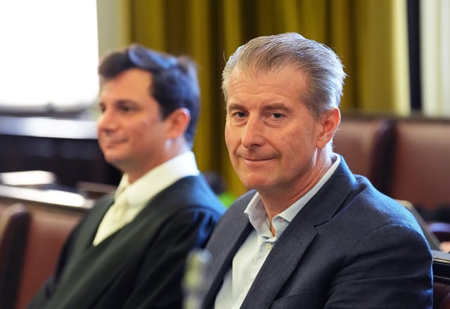 Nebenkläger Stephan Hensel (r.), Vater der Block-Kinder, und sein Anwalt Philip von der Meden im Gerichtssaal.