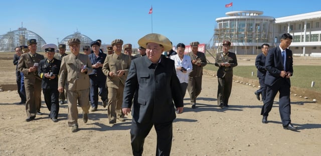Le dirigeant nord-coréen Kim Jong Un visite un projet agricole à Sinuiju, près de la frontière chinoise, le 18 septembre 2025