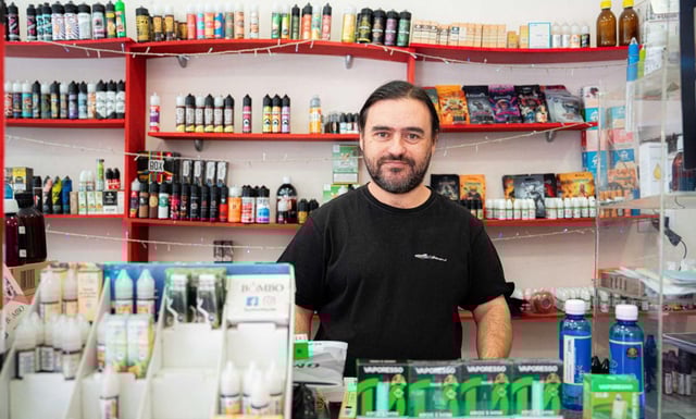 Ricardo Budiño, en su tienda de vapeo Smookiss, ubicada en Fragoso.