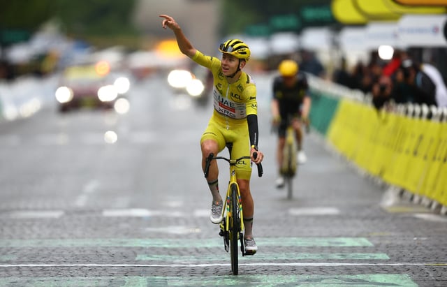 Cycling - Tour de France - Stage 21 - Mantes-la-Ville to Paris - Paris, France - July 27, 2025 UAE Team Emirates XRG's Tadej Pogacar celebrates as he crosses the finish line while wearing the yellow jersey after stage 21 to win the Tour de France REUTERS/Sarah Meyssonnier