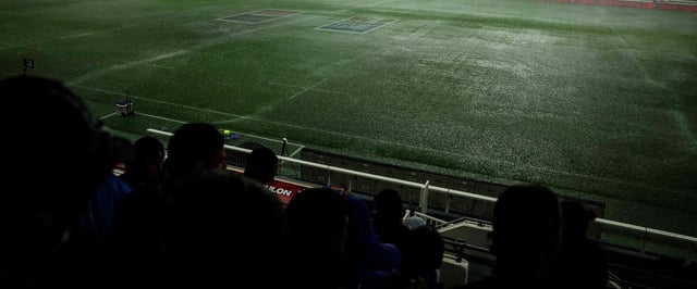La pelouse du stade Mayol a été complètement inondée avant le début de la rencontre.