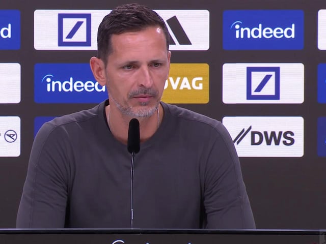 Einmal wieder aufstehen, bitte: Nathaniel Brown hilft Can Uzun wieder auf die Beine.