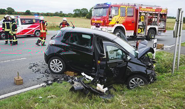 Das zerstörte Auto steht auf der Landstraße 202 bei Sulingen an der Unfallstelle.