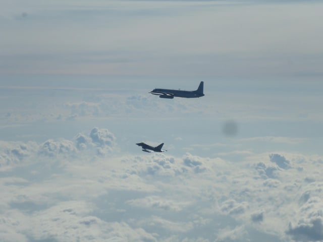 Ein Eurofighter (unten) und ein russisches Iljuschin Il-20M-Flugzeug fliegen über der Ostsee. Die Nato hat wegen des Anflugs eines russischen Aufklärungsflugzeugs über der Ostsee zwei deutsche Eurofighter alarmiert.