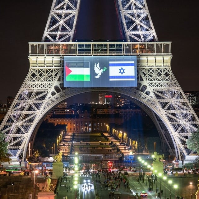 Les drapeaux palestinien et israélien ont été projetés sur la tour Eiffel, dans la soirée du 21 septembre 2025.