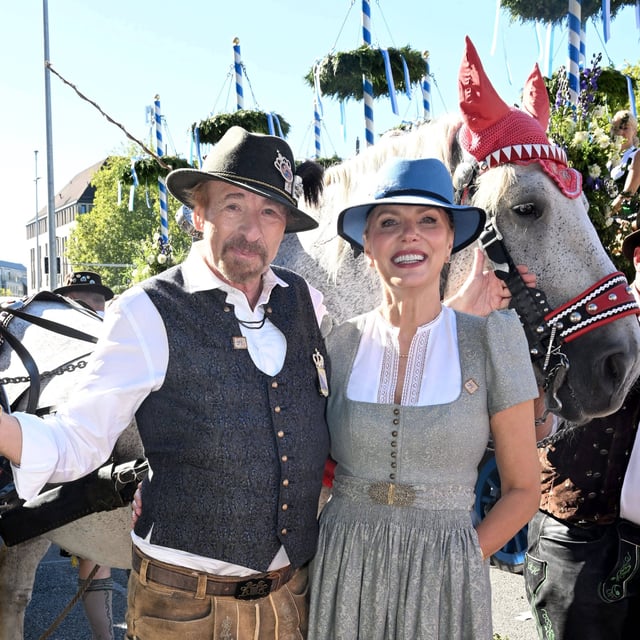 Thomas Gottschalk mit seiner Frau Karina beim Oktoberfest. Eine Sache stößt ihm im Nachgang komisch auf.
