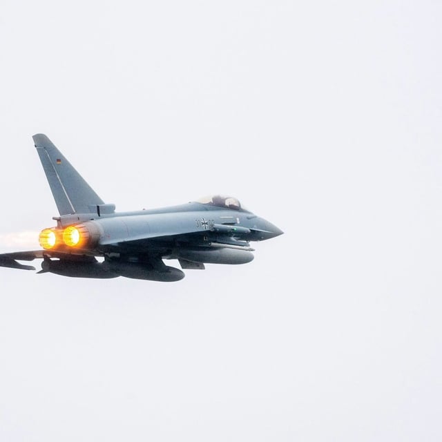 Ein deutscher Eurofighter der Luftwaffe in der Luft