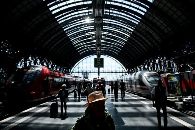 Im Fernverkehr mit Bahn und Bus sind in Deutschland im ersten Halbjahr 76 Millionen Fahrgäste unterwegs gewesen. Das war ein Zuwachs um vier Prozent im Vergleich zum Vorjahreszeitraum.