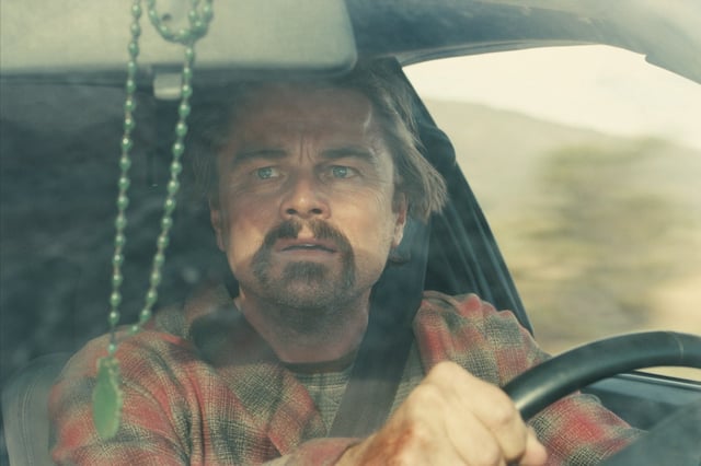 Esta imagen publicada por Warner Bros. Pictures muestra a Leonardo DiCaprio en una escena de "One Battle After Another". (Warner Bros. Pictures via AP)
