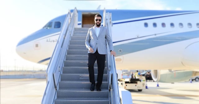 Syrian President Ahmad Al Shara steps off the plane in New York.  Photo: Sana