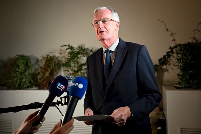 L’ancien premier ministre Michel Barnier parle à la presse après le premier tour de la législative partielle dans la deuxième circonscription de Paris, le 21 septembre 2025.