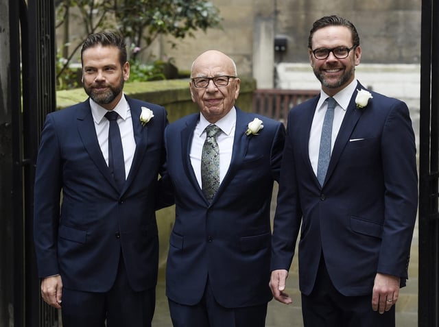 El magnate de los medios estadounidense de origen australiano Rupert Murdoch, con sus hijos Lachlan y James, en una fotografí­a de archivo.
