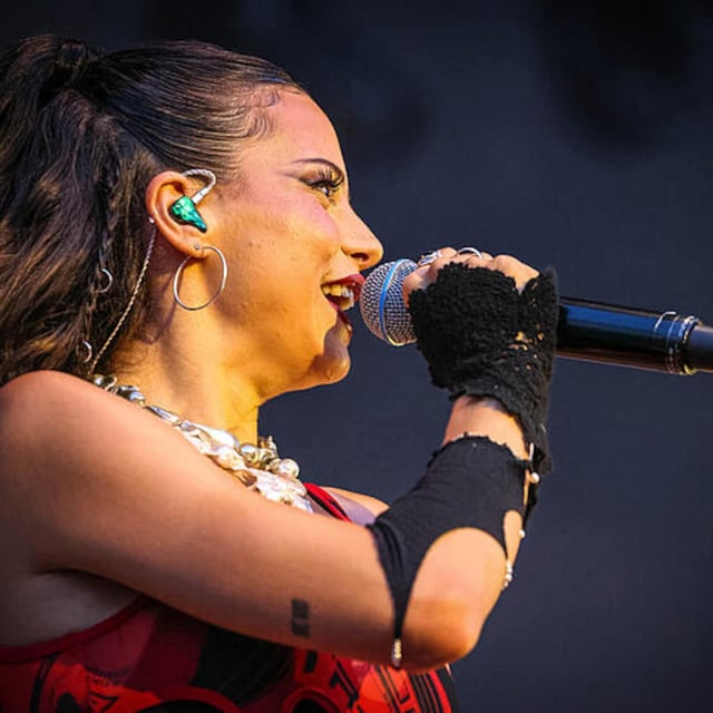 Nina Chuba bringt die Menge in Stimmung