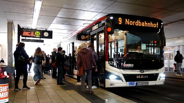 Ein Bus steht an der Haltestelle im Erfurter Hauptbahnhof.
