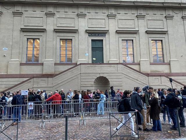 La foule patiente devant la cour d’assises du Tarn, le 22 septembre 2025, avant l’ouverture du procès de Cédric Jubillar.