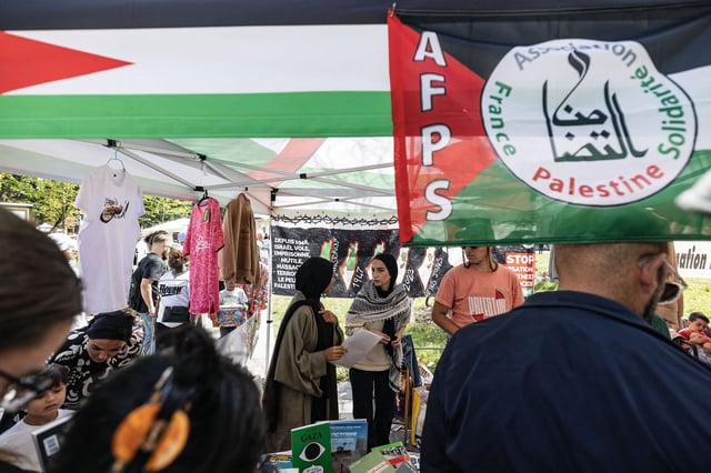 Des personnes achètent des produits au stand de l’association France Palestine Solidarité (AFPS), qui soutient le peuple palestinien, lors de la Braderie de Lille, le 6 septembre 2025.