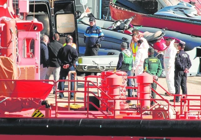 Rescate de uno de los cuerpos del Rúa Mar