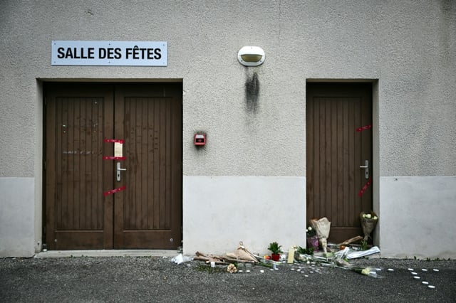 Des fleurs déposées devant la salle des fêtes de Crépol, le 22 novembre 2023 dans la Drôme, où Thomas, un adolescent, est décédé après avoir été frappé à l'arme blanche lors d'un bal