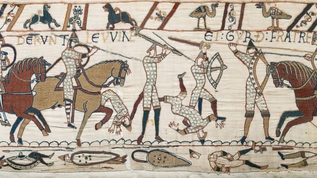 Une scène de bataille de la tapisserie de Bayeux, qui raconte la conquête normande de l'Angleterre par Guillaume le Conquérant, photographiée en 2024, dans le musée de Bayeux (Calvados).
