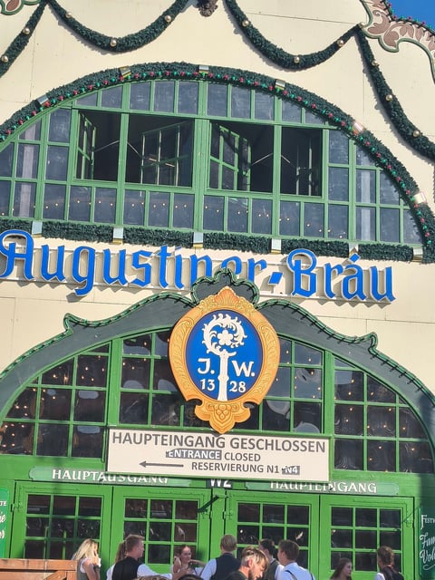 Am Eingang vom Augustiner-Festzelt herrscht trotz Hitze reger Andrang. 