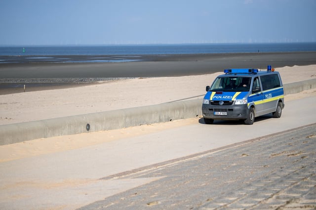 Eine Polizeistreife fährt am Strand bei Cuxhaven entlang. (Symbolbild)