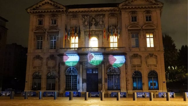 Des militants de LFI ont projeté au petit matin le drapeau palestinien sur la façade de l'hôtel de ville de Marseille, le 22 septembre 2025.