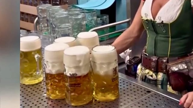 Ein Instagram-Video sorgt für Diskussionen: Eine Wiesn-Bedienung holt mehrere Maßkrüge an der Schenke ab, die zum Teil nur halb gefüllt sind. Viele Nutzer kritisieren, dass die Gläser mehr Schaum als Bier enthalten.